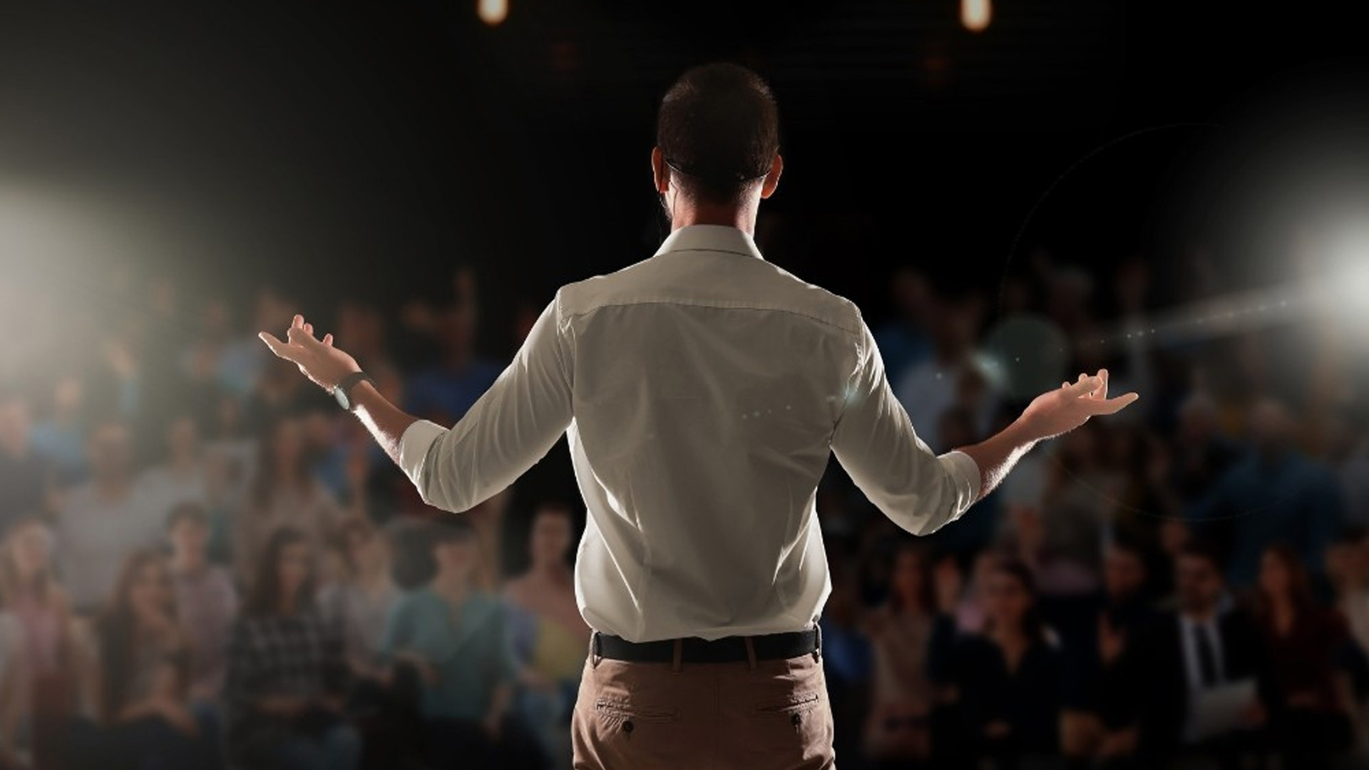 Dynamic leadership keynote session by a business guest speaker on stage